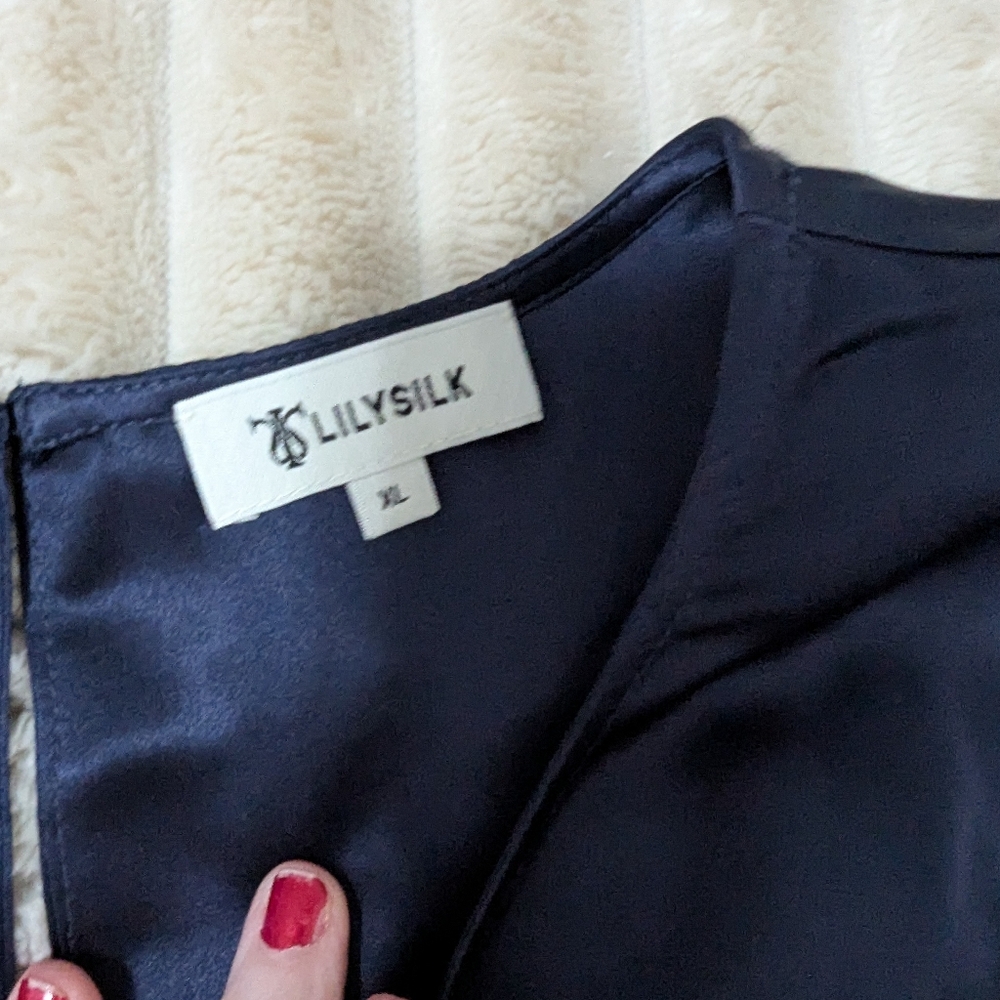 Elegant Blue Silk Sleeveless Top - Picture 3 of 8